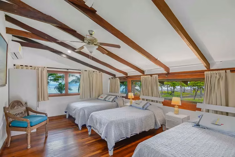 Impresionante Villa Frente al Mar de 3 Dormitorios con Piscina Privada y Exuberantes Jardines Tropicales