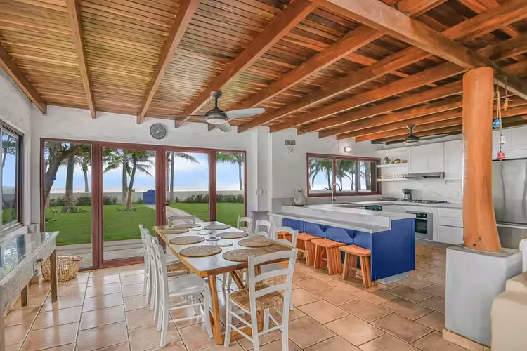 Impresionante Villa Frente al Mar de 3 Dormitorios con Piscina Privada y Exuberantes Jardines Tropicales