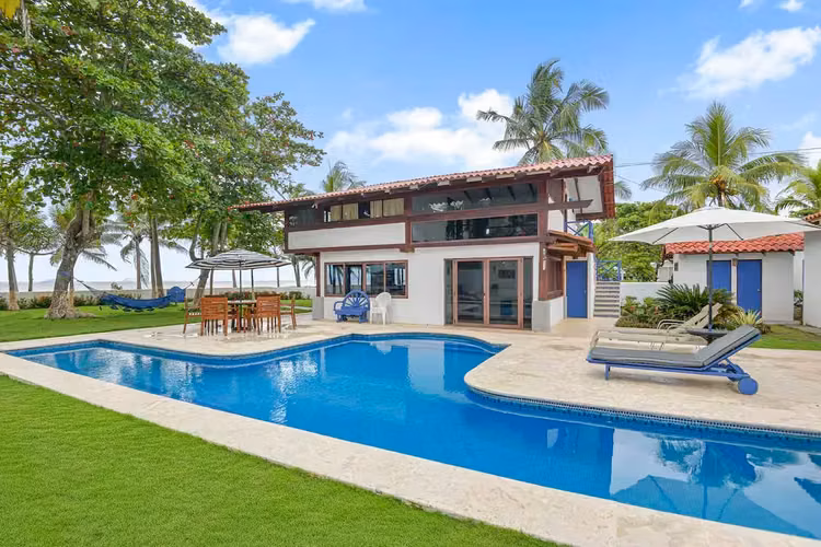 Impresionante Villa Frente al Mar de 3 Dormitorios con Piscina Privada y Exuberantes Jardines Tropicales