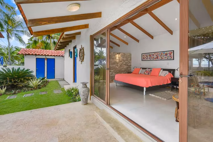 Impresionante Villa Frente al Mar de 3 Dormitorios con Piscina Privada y Exuberantes Jardines Tropicales