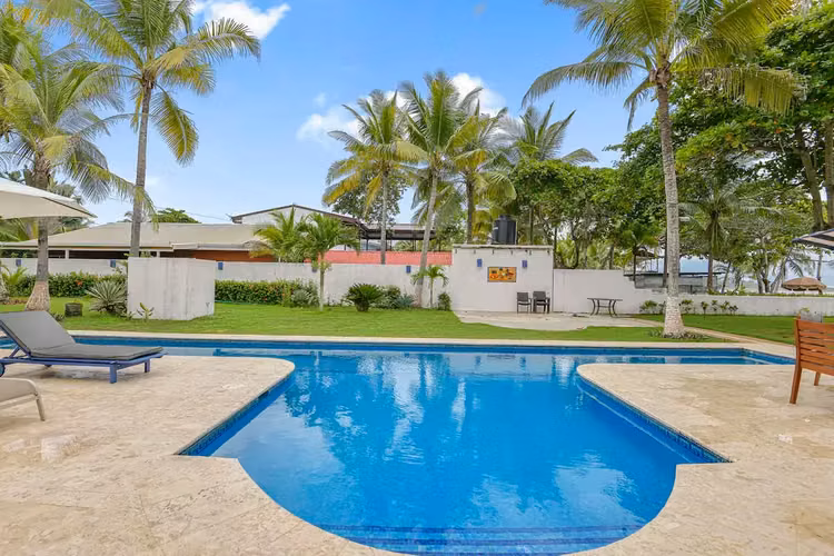 Impresionante Villa Frente al Mar de 3 Dormitorios con Piscina Privada y Exuberantes Jardines Tropicales