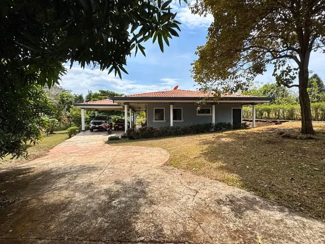 Villa Espaciosa de 5 Dormitorios con Piscina y Jardines Exuberantes en San Mateo, Alajuela - Imagen 10
