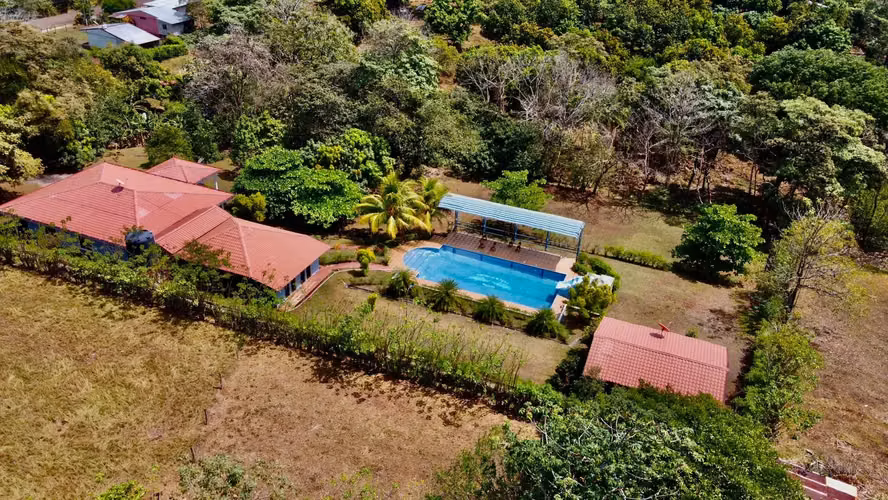 Villa Espaciosa de 5 Dormitorios con Piscina y Jardines Exuberantes en San Mateo, Alajuela - Imagen 12