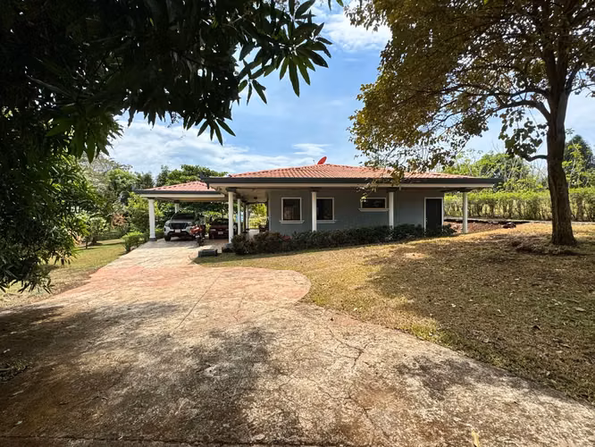 Villa Espaciosa de 5 Dormitorios con Piscina y Jardines Exuberantes en San Mateo, Alajuela - Imagen 11