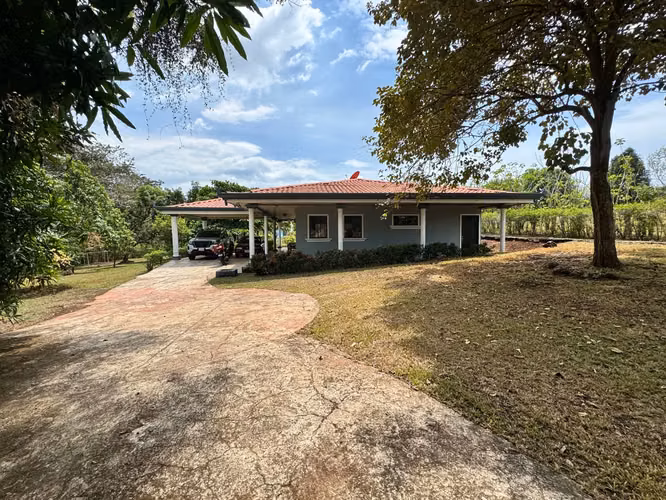 Villa Espaciosa de 5 Dormitorios con Piscina y Jardines Exuberantes en San Mateo, Alajuela - Imagen 4