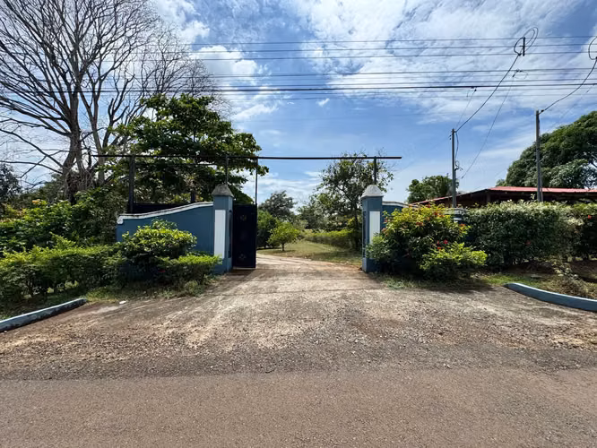 Villa Espaciosa de 5 Dormitorios con Piscina y Jardines Exuberantes en San Mateo, Alajuela