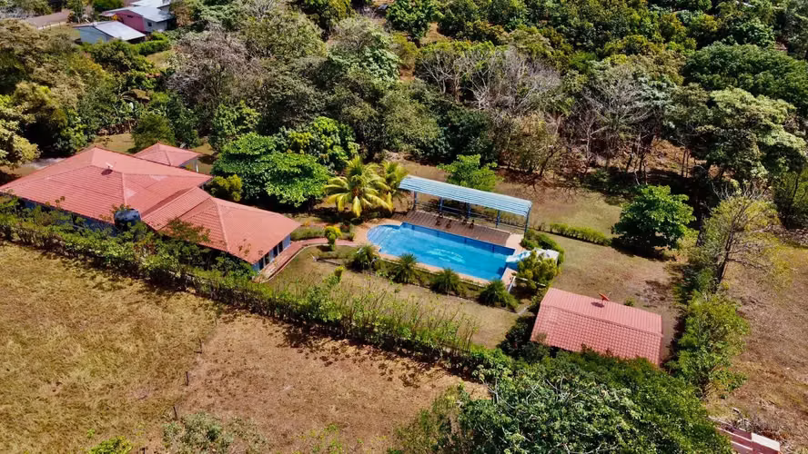 Villa Espaciosa de 5 Dormitorios con Piscina y Jardines Exuberantes en San Mateo, Alajuela - Imagen 6