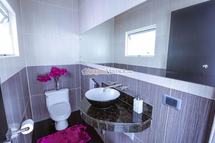 CASA CONTEMPORANEA CON PISCINA PROPIA Y VISTA EN SAN ANTONIO ESCAZU - Imagen 2
