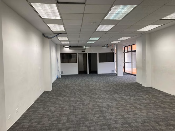 Oficina 310m² Sabana, por el Tennis, frente a linea del tren  (OF-127)