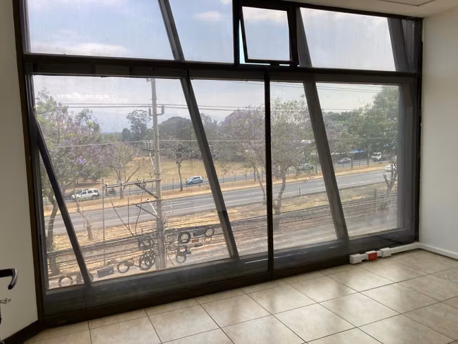 Oficina 310m² Sabana, por el Tennis, frente a linea del tren  (OF-127) - Imagen 4