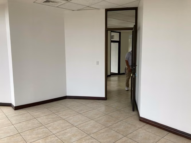 Oficina 310m² Sabana, por el Tennis, frente a linea del tren  (OF-127) - Imagen 12