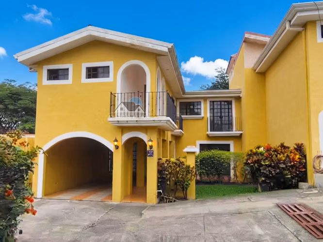Oportunidad en Guachipelín de Escazú | Casa de 3 habitaciones, sala de TV y ático | US$200,000 - Imagen 17