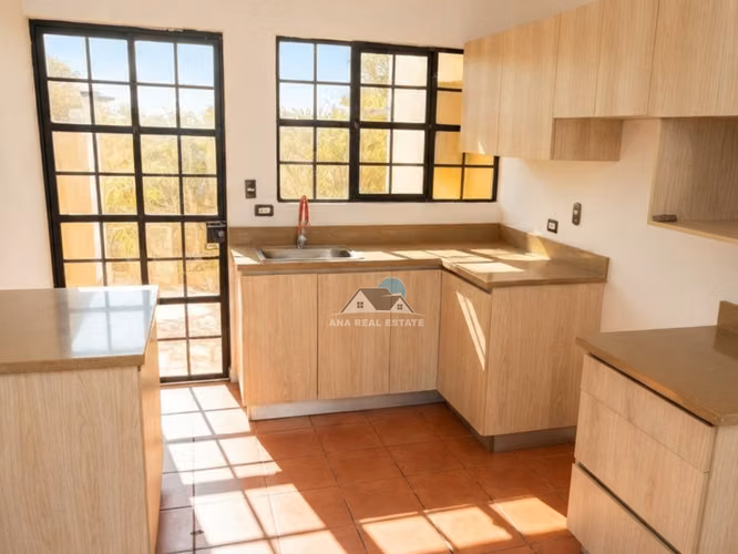 Oportunidad en Guachipelín de Escazú | Casa de 3 habitaciones, sala de TV y ático | US$200,000 - Imagen 2