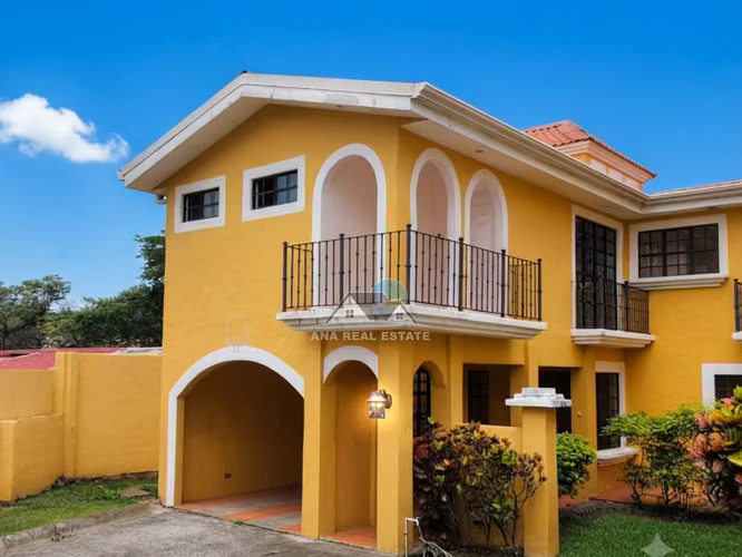 Oportunidad en Guachipelín de Escazú | Casa de 3 habitaciones, sala de TV y ático | US$200,000 - Imagen 18