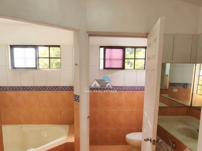 Oportunidad en Guachipelín de Escazú | Casa de 3 habitaciones, sala de TV y ático | US$200,000 - Imagen 15