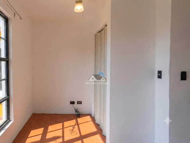 Oportunidad en Guachipelín de Escazú | Casa de 3 habitaciones, sala de TV y ático | US$200,000 - Imagen 11