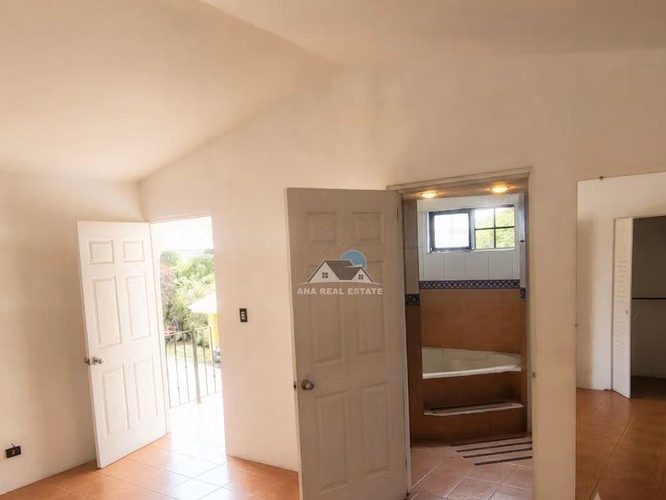 Oportunidad en Guachipelín de Escazú | Casa de 3 habitaciones, sala de TV y ático | US$200,000 - Imagen 14