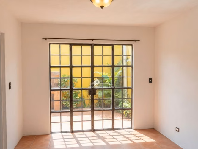 Oportunidad en Guachipelín de Escazú | Casa de 3 habitaciones, sala de TV y ático | US$200,000 - Imagen 8