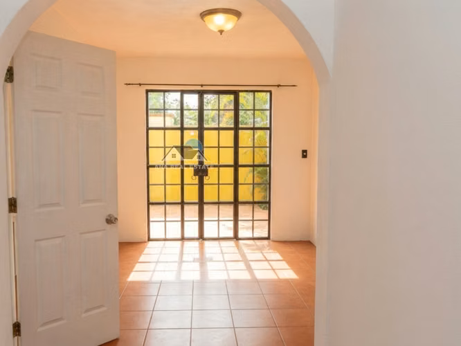 Oportunidad en Guachipelín de Escazú | Casa de 3 habitaciones, sala de TV y ático | US$200,000 - Imagen 3