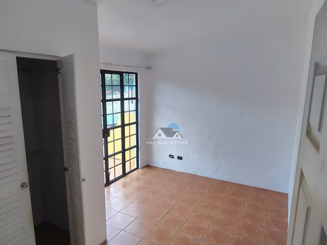 Oportunidad en Guachipelín de Escazú | Casa de 3 habitaciones, sala de TV y ático | US$200,000 - Imagen 9