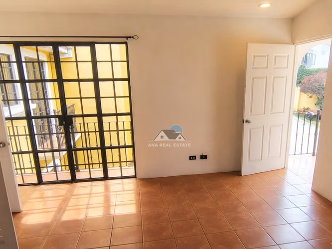 Oportunidad en Guachipelín de Escazú | Casa de 3 habitaciones, sala de TV y ático | US$200,000 - Imagen 5