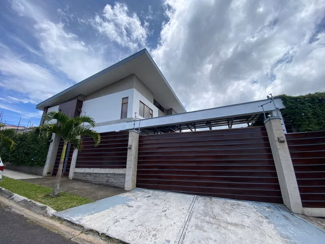 Venta de Hermosa Casa en Sabanilla, Montes Oca, San Jose. 6119