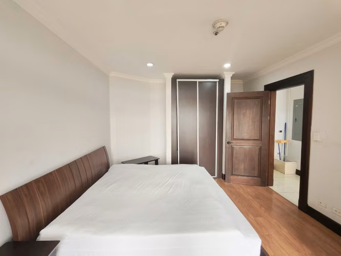 Se alquila apartamento amoblado de 1 habitación en Sabana Sur.