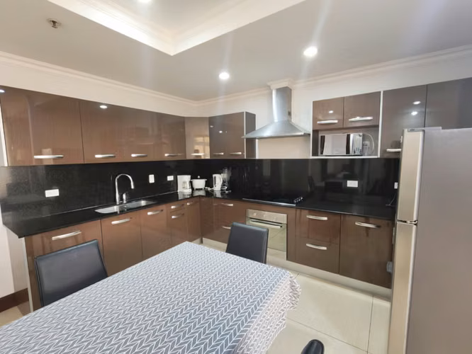 Se alquila apartamento amoblado de 1 habitación en Sabana Sur.