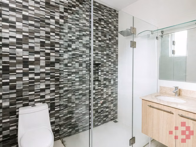 APARTAMENTO DE LUJO EN PRIMERA PLANTA CON JARDÍN PRIVADO – VEREDAS DEL RÍO, PIEDADES DE SANTA ANA - Imagen 10