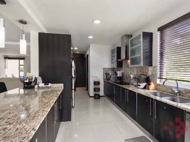 APARTAMENTO DE LUJO EN PRIMERA PLANTA CON JARDÍN PRIVADO – VEREDAS DEL RÍO, PIEDADES DE SANTA ANA - Imagen 5