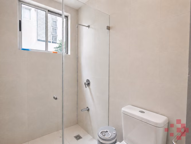 APARTAMENTO DE LUJO EN PRIMERA PLANTA CON JARDÍN PRIVADO – VEREDAS DEL RÍO, PIEDADES DE SANTA ANA - Imagen 12