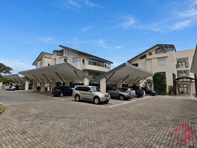 APARTAMENTO DE LUJO EN PRIMERA PLANTA CON JARDÍN PRIVADO – VEREDAS DEL RÍO, PIEDADES DE SANTA ANA - Imagen 14