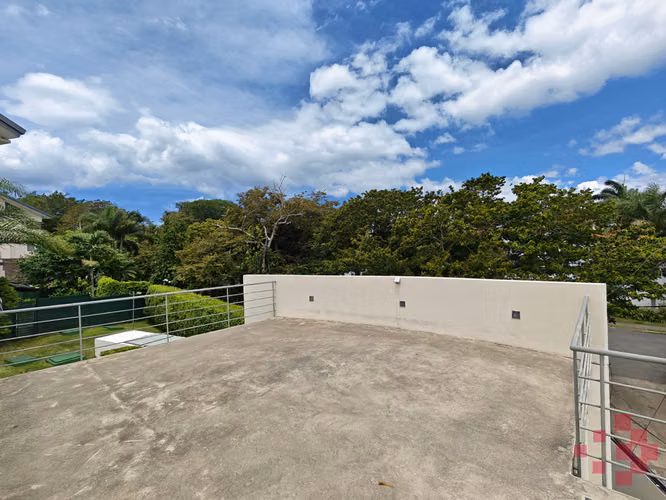 APARTAMENTO DE LUJO EN PRIMERA PLANTA CON JARDÍN PRIVADO – VEREDAS DEL RÍO, PIEDADES DE SANTA ANA - Imagen 17