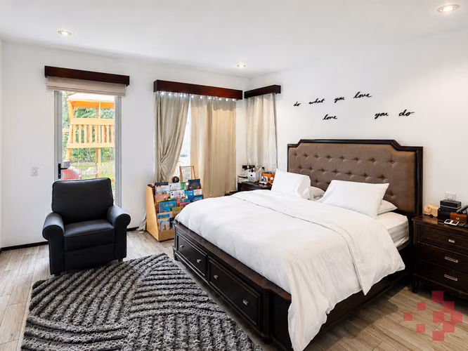 APARTAMENTO DE LUJO EN PRIMERA PLANTA CON JARDÍN PRIVADO – VEREDAS DEL RÍO, PIEDADES DE SANTA ANA - Imagen 9
