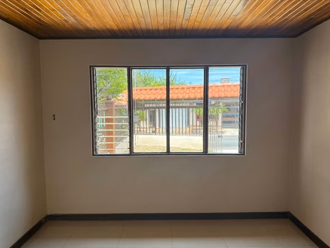 CASA DE 1 PLANTA, AMPLIA Y CON PATIO (PRECIO SUPER REBAJADO)