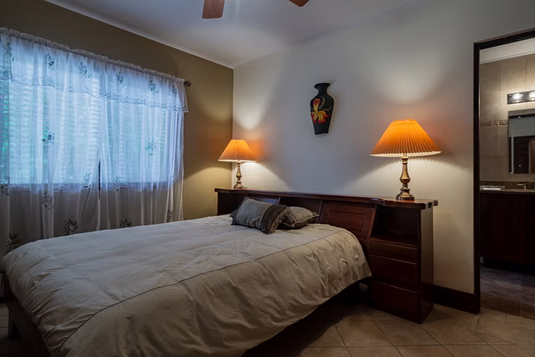 Casa en Venta en Bello Horizonte, Escazú con Gran Jardín y Vista Panorámica-VH - Imagen 9