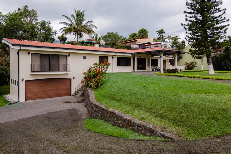 Casa en Venta en Bello Horizonte, Escazú con Gran Jardín y Vista Panorámica-VH - Imagen 2