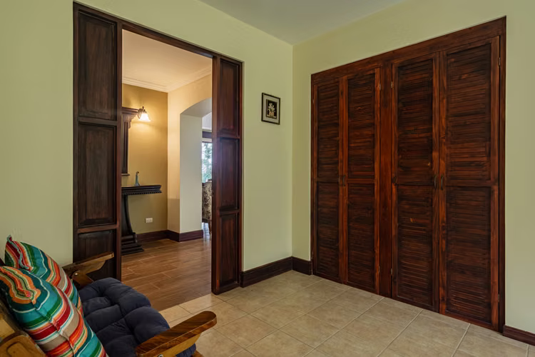 Casa en Venta en Bello Horizonte, Escazú con Gran Jardín y Vista Panorámica-VH - Imagen 11