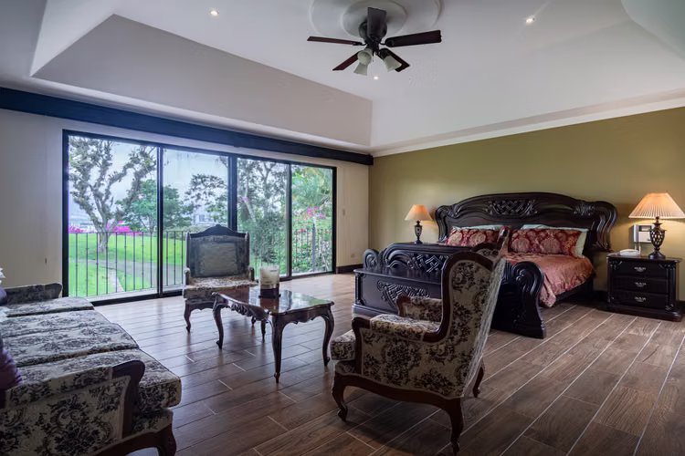 Casa en Venta en Bello Horizonte, Escazú con Gran Jardín y Vista Panorámica-VH - Imagen 7