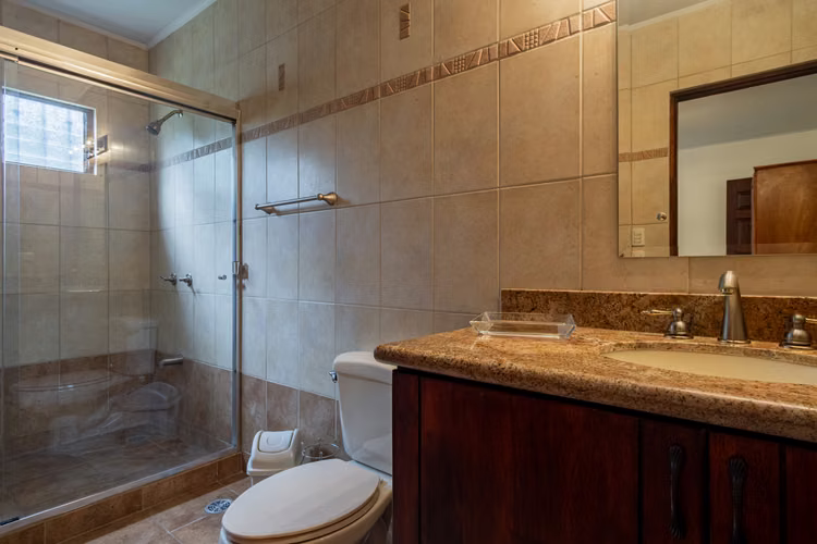 Casa en Venta en Bello Horizonte, Escazú con Gran Jardín y Vista Panorámica-VH - Imagen 10