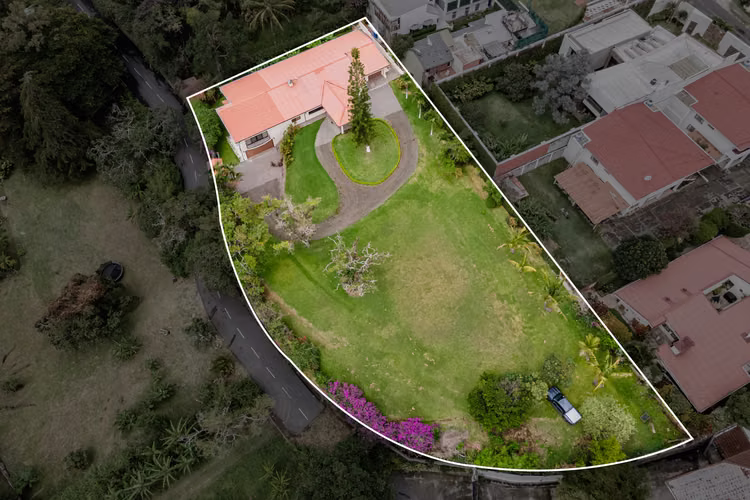 Casa en Venta en Bello Horizonte, Escazú con Gran Jardín y Vista Panorámica-VH