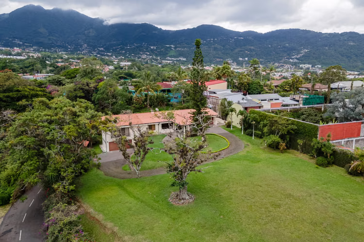 Casa en Venta en Bello Horizonte, Escazú con Gran Jardín y Vista Panorámica-VH - Imagen 4
