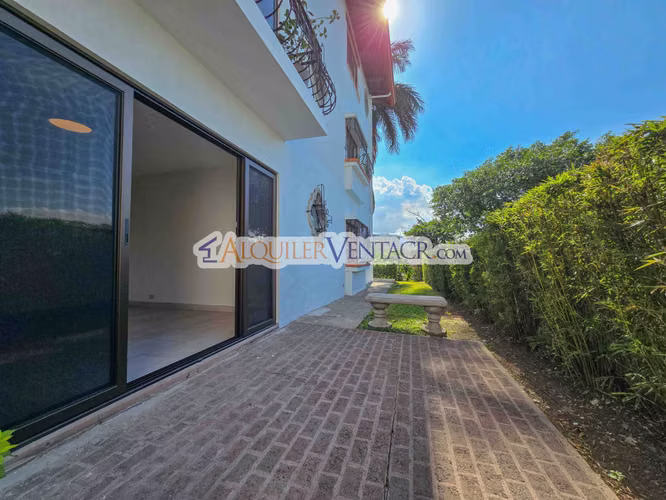 Apartamento de 3 habit. + de servicio / con jardín en Bello Horizonte Escazú - Imagen 5