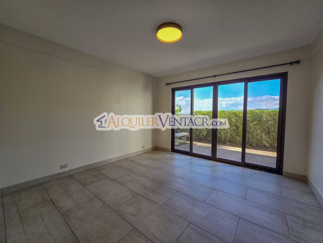 Apartamento de 3 habit. + de servicio / con jardín en Bello Horizonte Escazú - Imagen 7