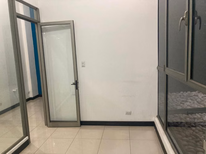 Alquiler oficina Escazú 40m2 a $840 + IVA - Imagen 2
