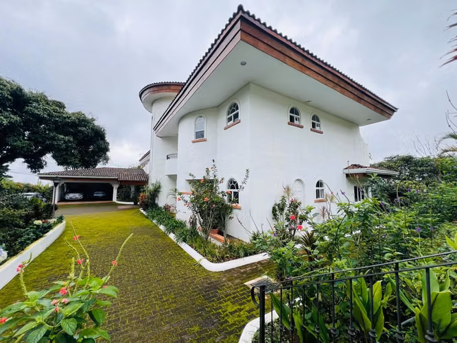 Residencia con vistas impresionantes en Santa Bárbara de Heredia - Imagen 2