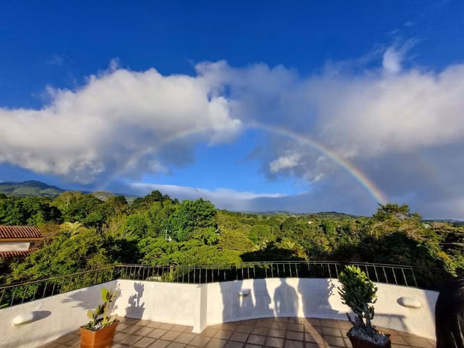 Residencia con vistas impresionantes en Santa Bárbara de Heredia - Imagen 17