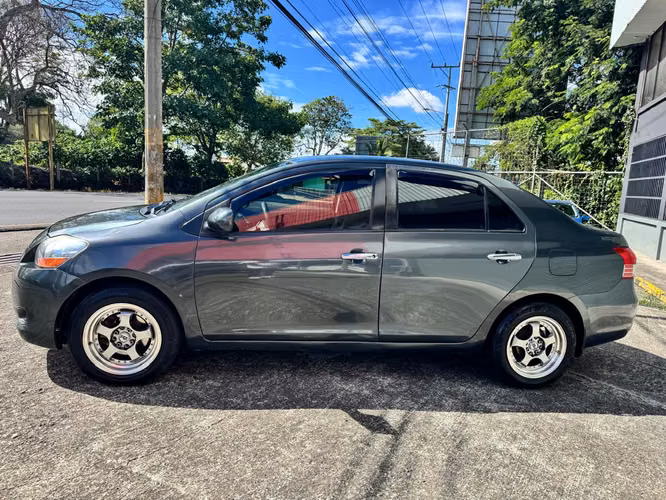 Toyota Yaris E 2012 - Imagen 3