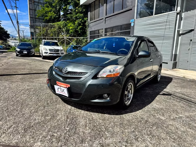 Toyota Yaris E 2012