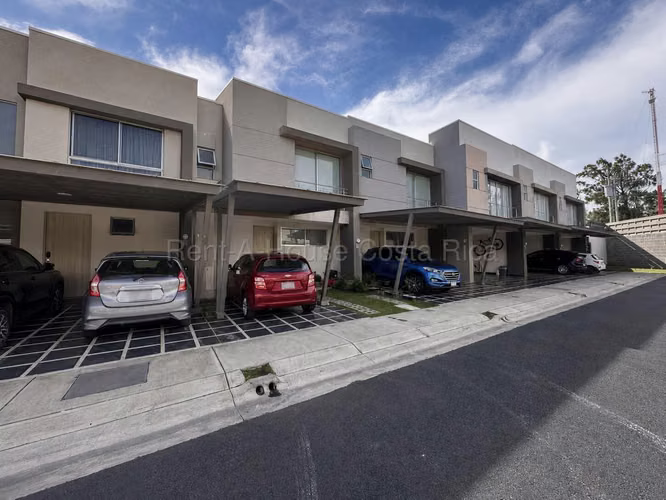 Venta de casa con la ubicación privilegiada en Heredia